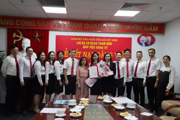 Chi bộ Cơ quan tham mưu, giúp việc Đảng ủy  tổ chức Lễ kết nạp đảng viên mới