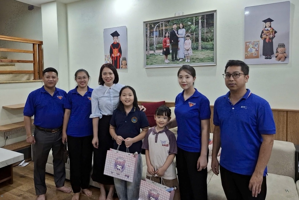 Chi đoàn Chi nhánh BHTGVN khu vực Tây Bắc Bộ tổ chức chương trình “Trăng rằm gõ cửa”