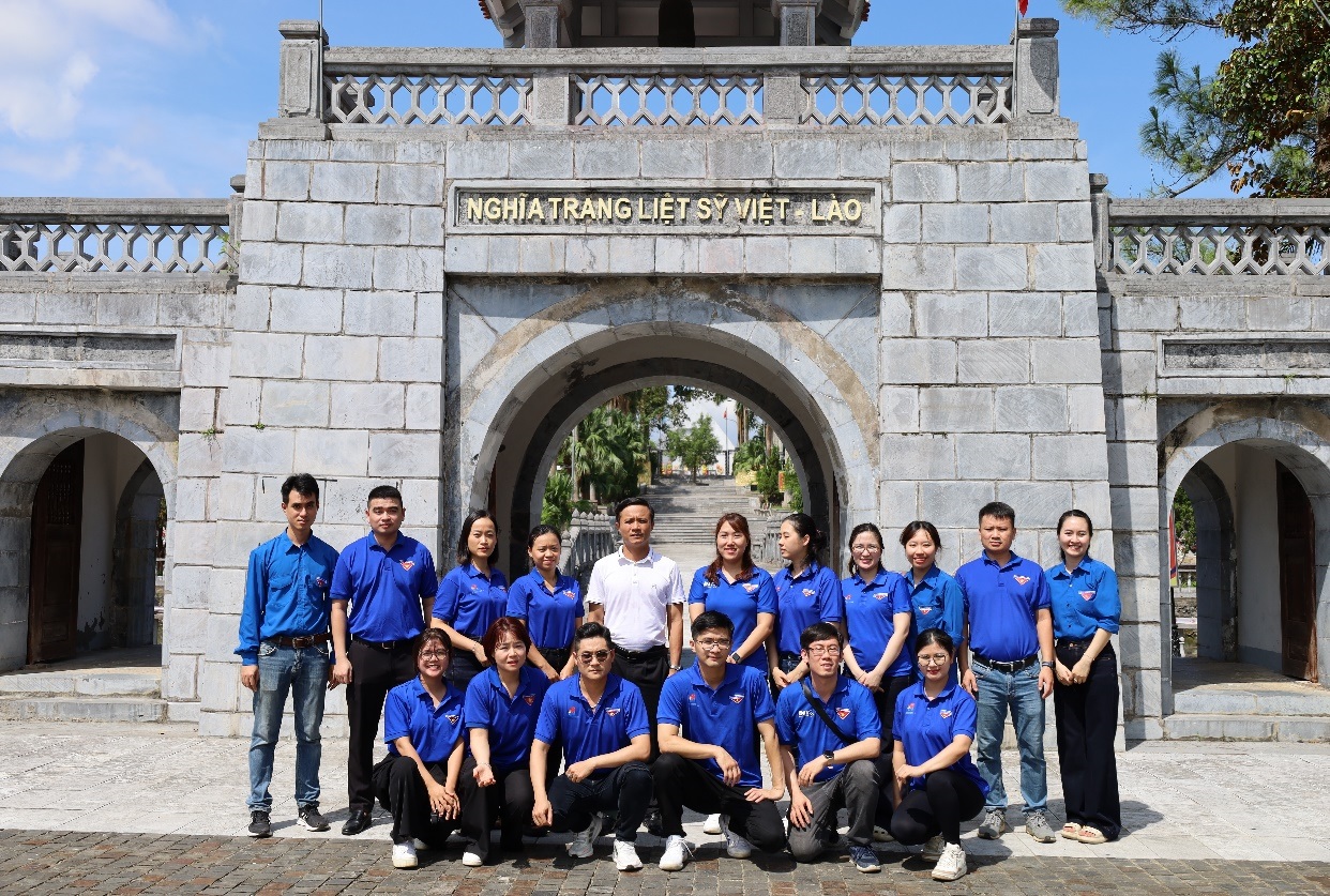 Lễ dâng hương tại Nghĩa trang Liệt sĩ Việt – Lào và Chương trình thiện nguyện “Hành trình cho em – Cùng em tới trường”