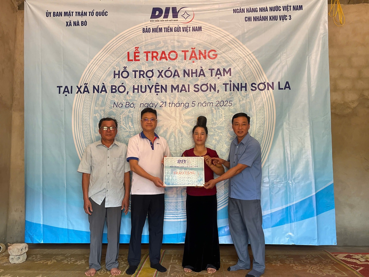 Công đoàn Chi nhánh BHTGVN tại thành phố Hà Nội thực hiện chương trình từ thiện "Hỗ trợ xóa nhà tạm" tại xã Nà Bó, huyện Mai Sơn, tỉnh Sơn La