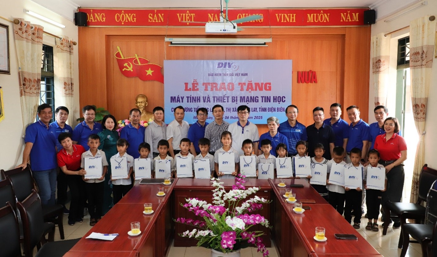BHTGVN trao tặng máy tính và thiết bị mạng tin học cho Trường Tiểu học Lay Nưa, thị xã Mường Lay, tỉnh Điện Biên