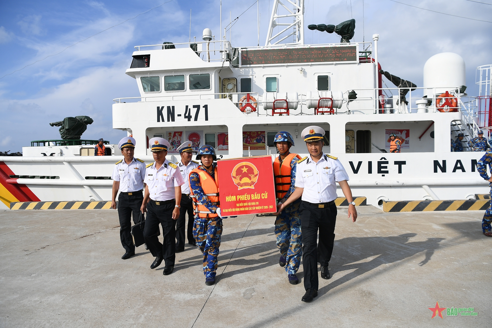 Lá phiếu giữa trùng khơi – niềm tin gửi về đất mẹ