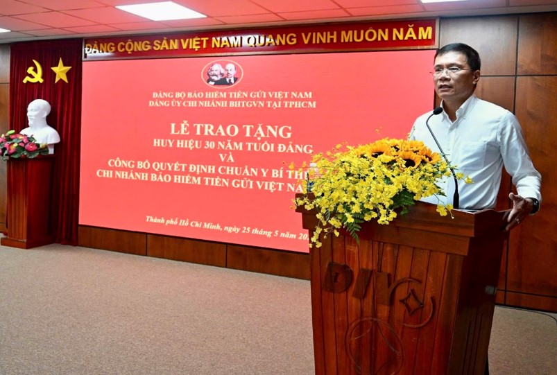 Chi nhánh BHTGVN tại thành phố Hồ Chí Minh: Trao Huy hiệu 30 năm tuổi Đảng và công bố Quyết định chuẩn y chức danh Bí thư Đảng ủy Chi nhánh