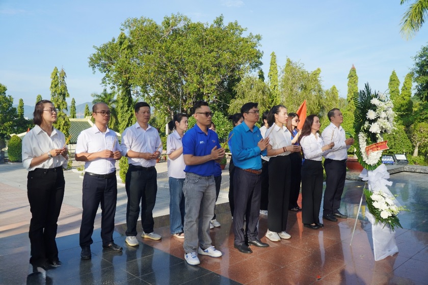 Chi nhánh bảo hiểm tiền gửi Việt Nam khu vực Nam Trung Bộ và Tây Nguyên: Hành trình về nguồn “Tháng 7 tri ân”, nhớ ơn các anh hùng liệt sĩ