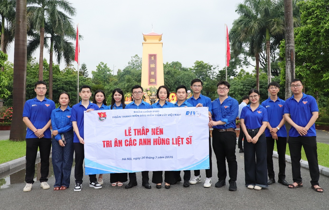 Đoàn Thanh niên Bảo hiểm tiền gửi Việt Nam tổ chức Lễ dâng hương tưởng niệm các anh hùng liệt sĩ tại Nghĩa trang Mai Dịch